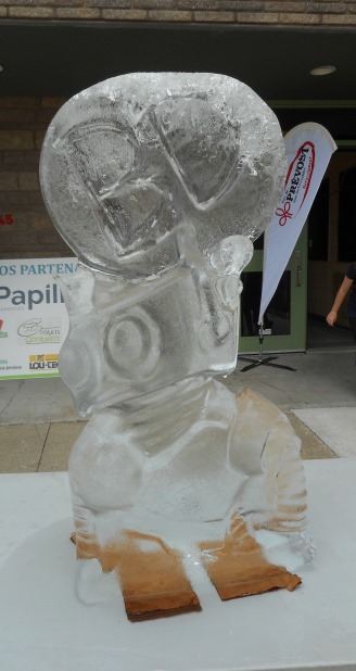 Sculpture de glace à l'effigie du poster du festival